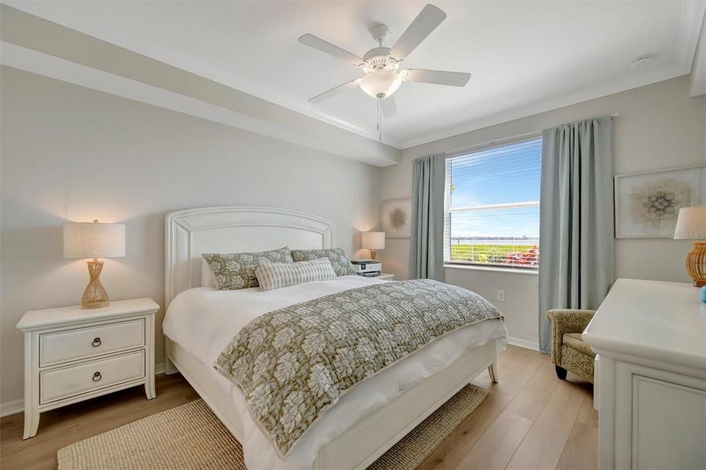 For Sale: $399,999 (2 beds, 2 baths, 1194 Square Feet)