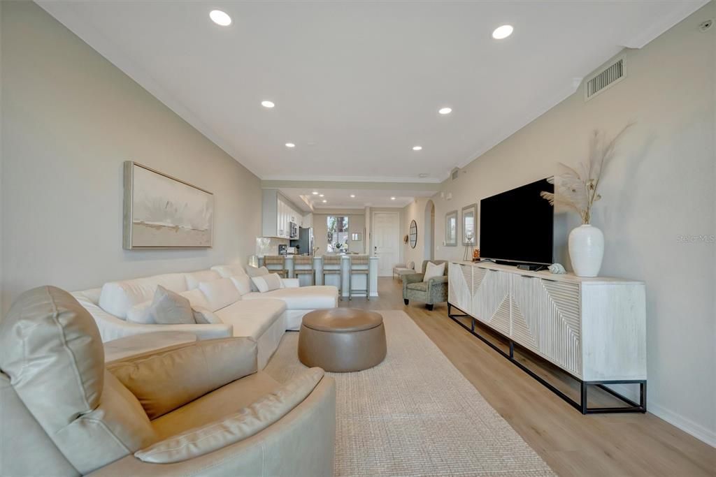 For Sale: $399,999 (2 beds, 2 baths, 1194 Square Feet)