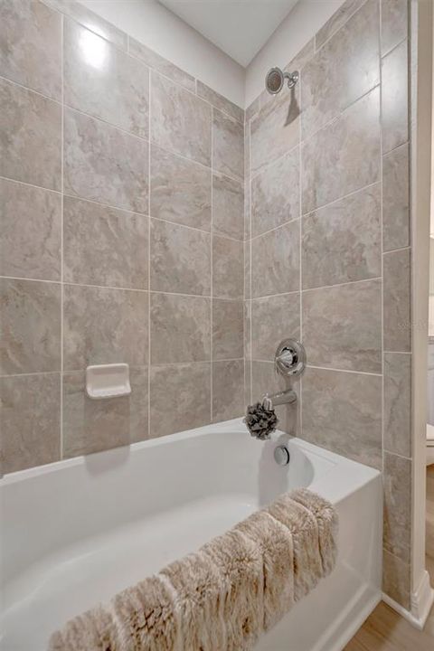 For Sale: $399,999 (2 beds, 2 baths, 1194 Square Feet)
