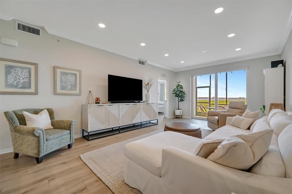 For Sale: $399,999 (2 beds, 2 baths, 1194 Square Feet)