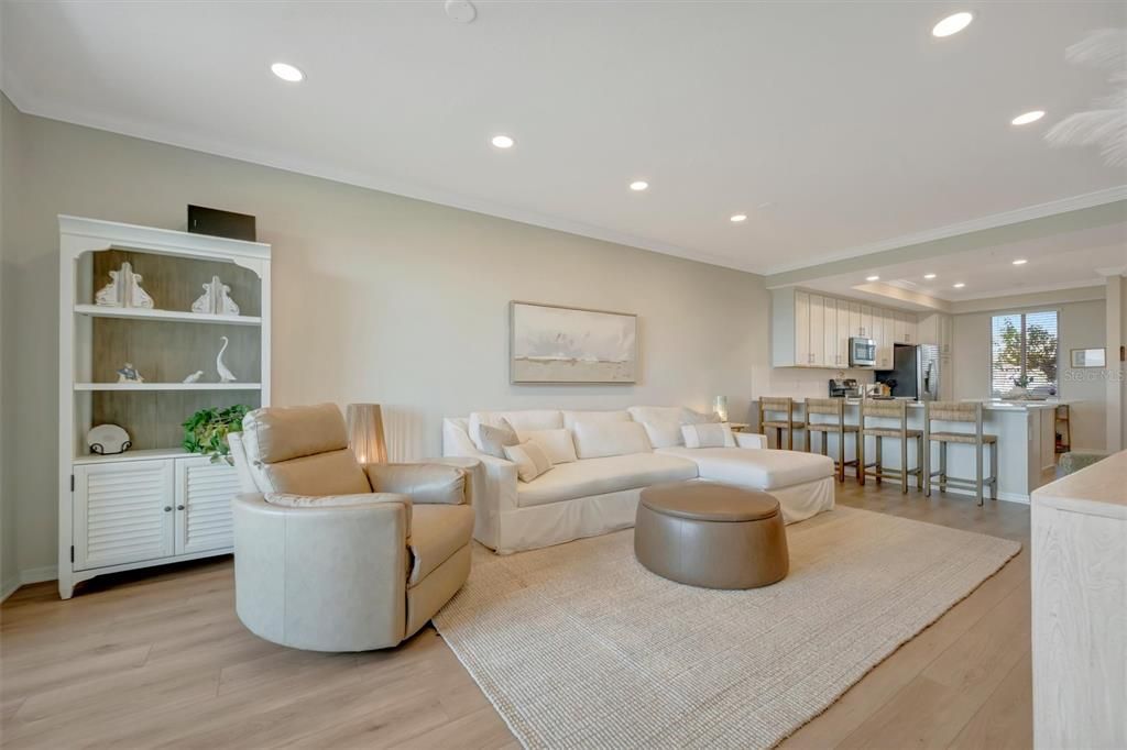 For Sale: $399,999 (2 beds, 2 baths, 1194 Square Feet)