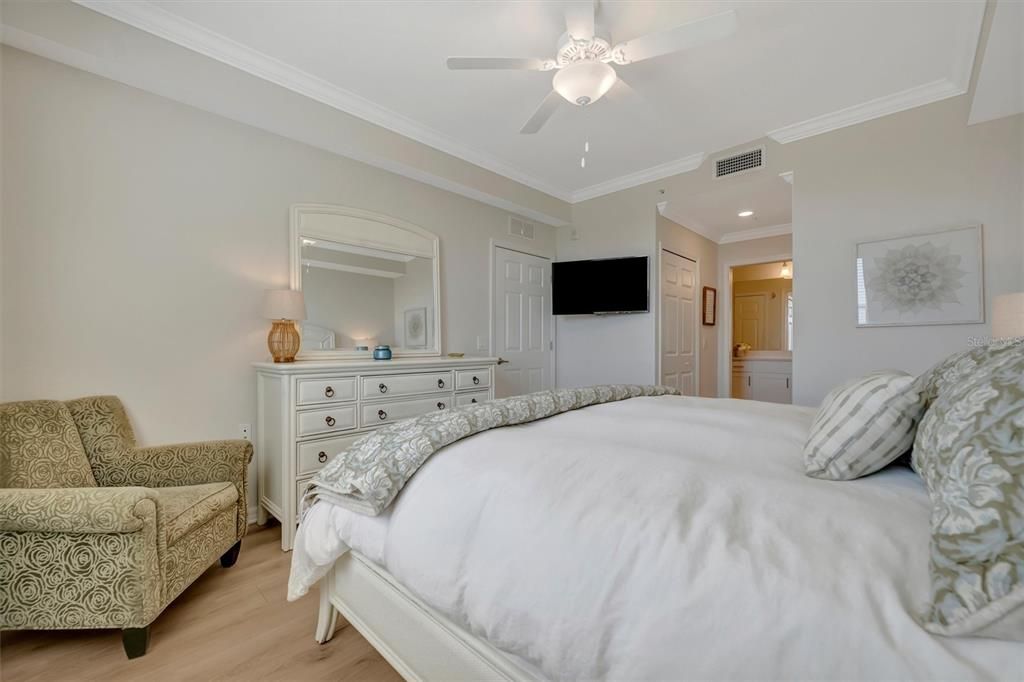For Sale: $399,999 (2 beds, 2 baths, 1194 Square Feet)