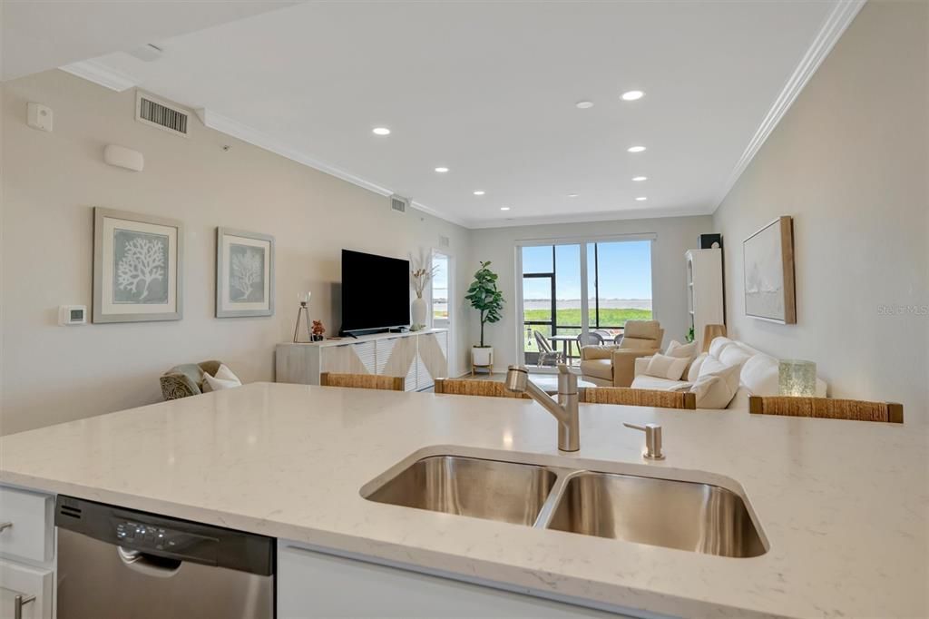 For Sale: $399,999 (2 beds, 2 baths, 1194 Square Feet)