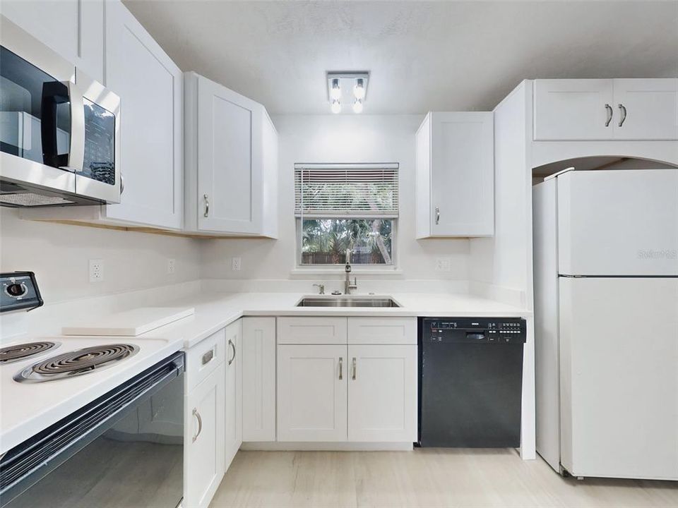 На продажу: $399,900 (3 спален, 2 ванн, 1040 Квадратных фут)