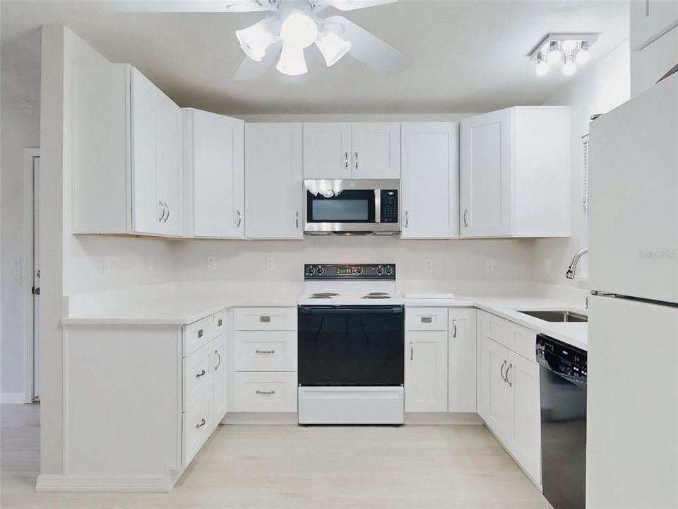 На продажу: $399,900 (3 спален, 2 ванн, 1040 Квадратных фут)