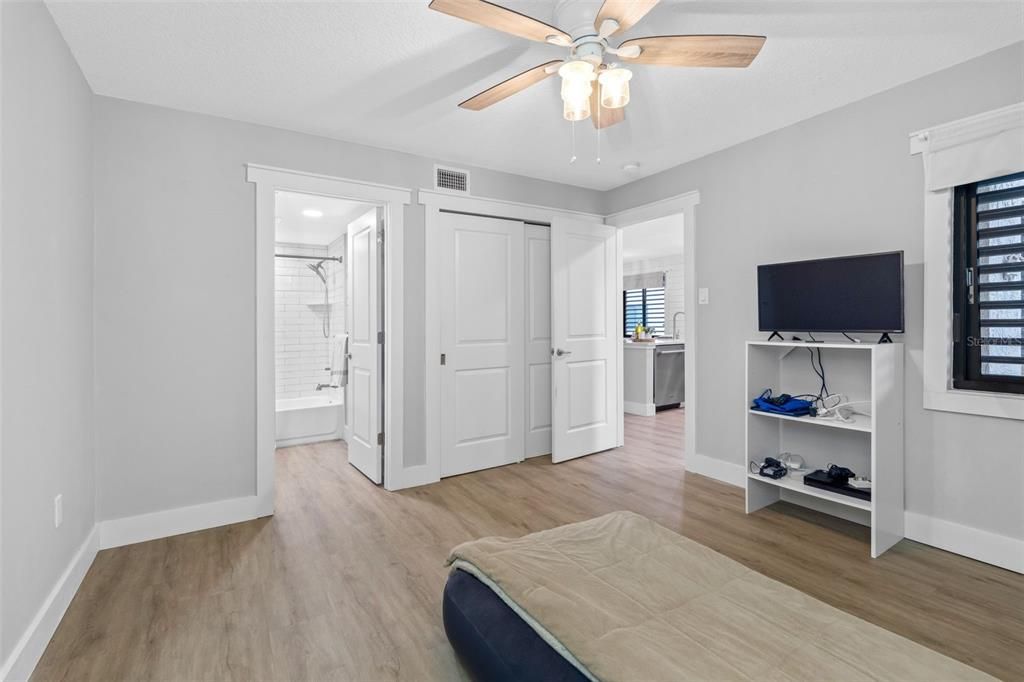 For Sale: $398,900 (2 beds, 2 baths, 1065 Square Feet)