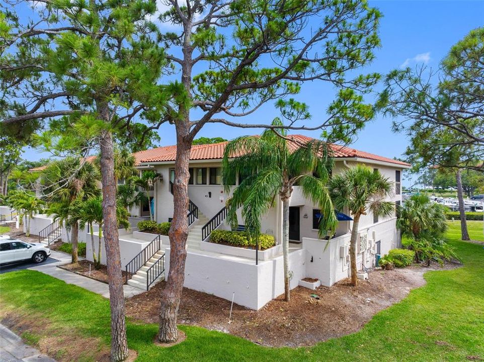 For Sale: $398,900 (2 beds, 2 baths, 1065 Square Feet)