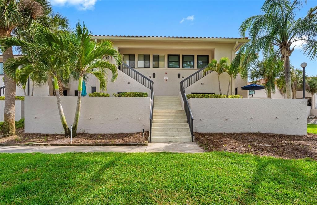 For Sale: $398,900 (2 beds, 2 baths, 1065 Square Feet)