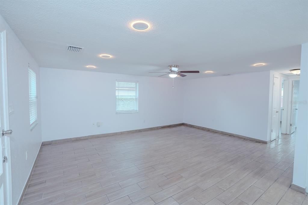For Sale: $325,000 (3 beds, 2 baths, 1395 Square Feet)