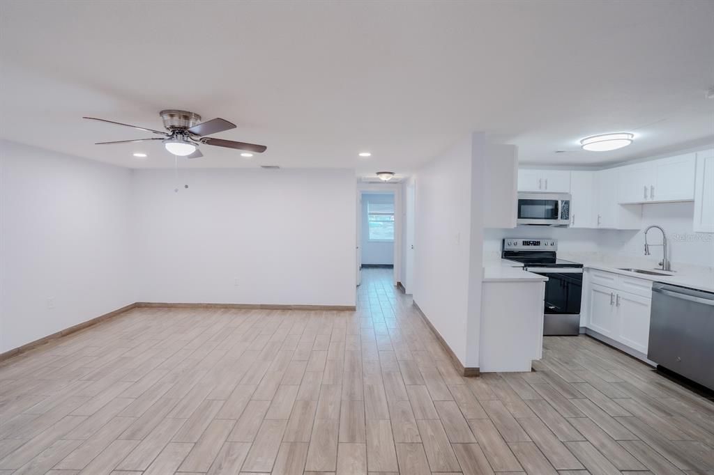For Sale: $325,000 (3 beds, 2 baths, 1395 Square Feet)