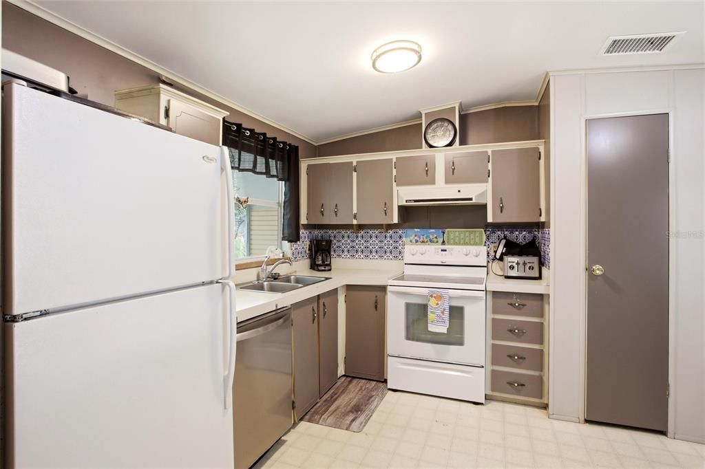 For Sale: $209,900 (4 beds, 3 baths, 1400 Square Feet)