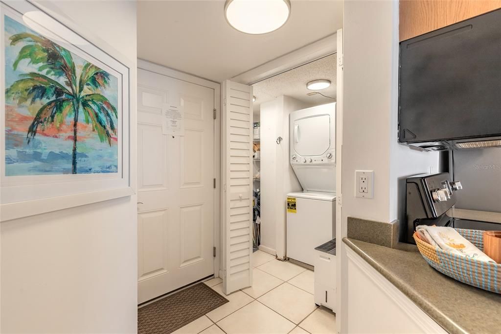 For Sale: $438,800 (2 beds, 2 baths, 885 Square Feet)