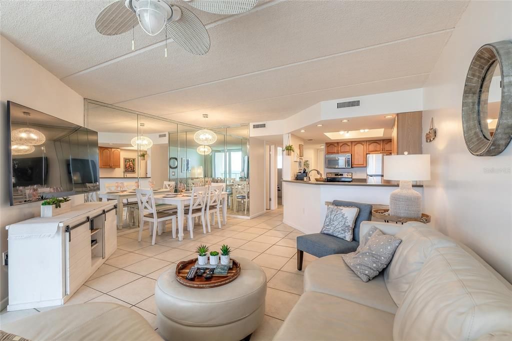 For Sale: $438,800 (2 beds, 2 baths, 885 Square Feet)