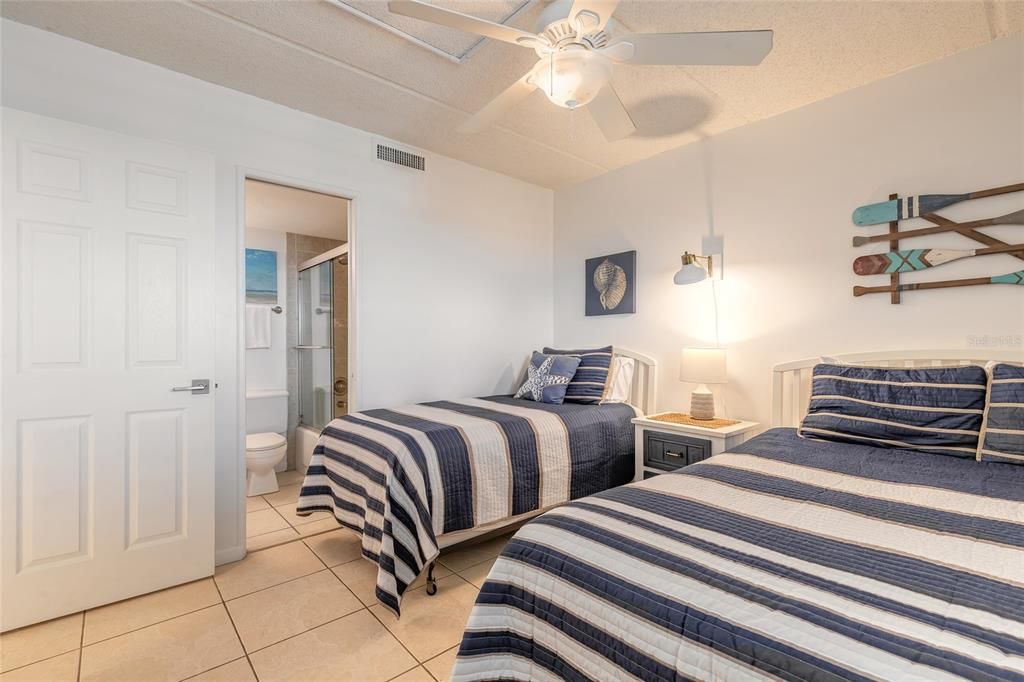 For Sale: $438,800 (2 beds, 2 baths, 885 Square Feet)