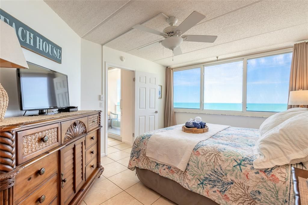 For Sale: $438,800 (2 beds, 2 baths, 885 Square Feet)