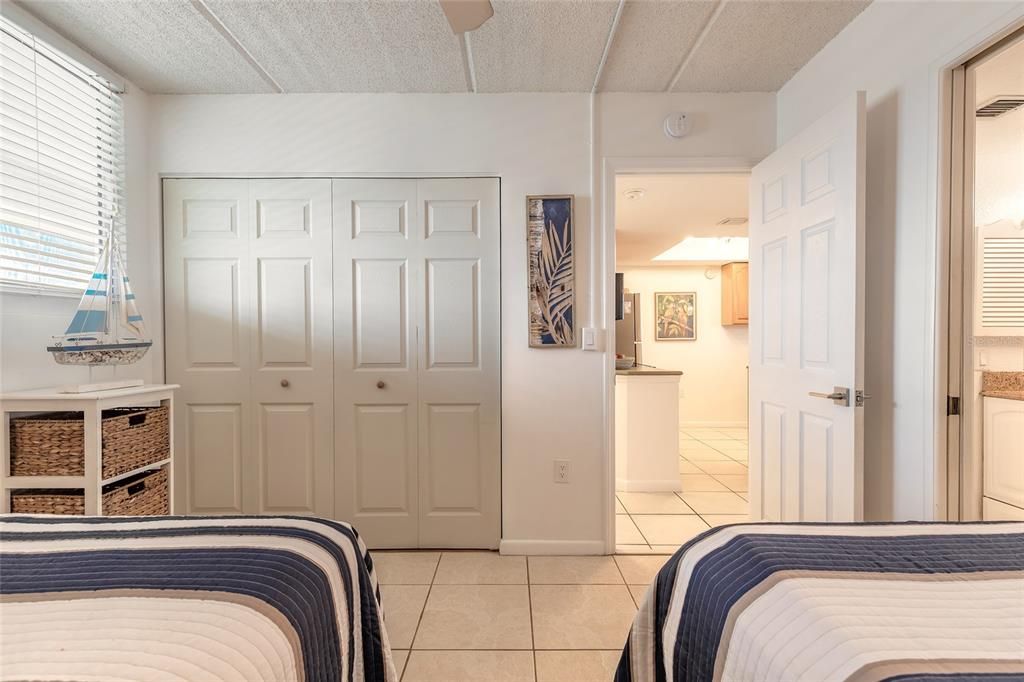 For Sale: $438,800 (2 beds, 2 baths, 885 Square Feet)