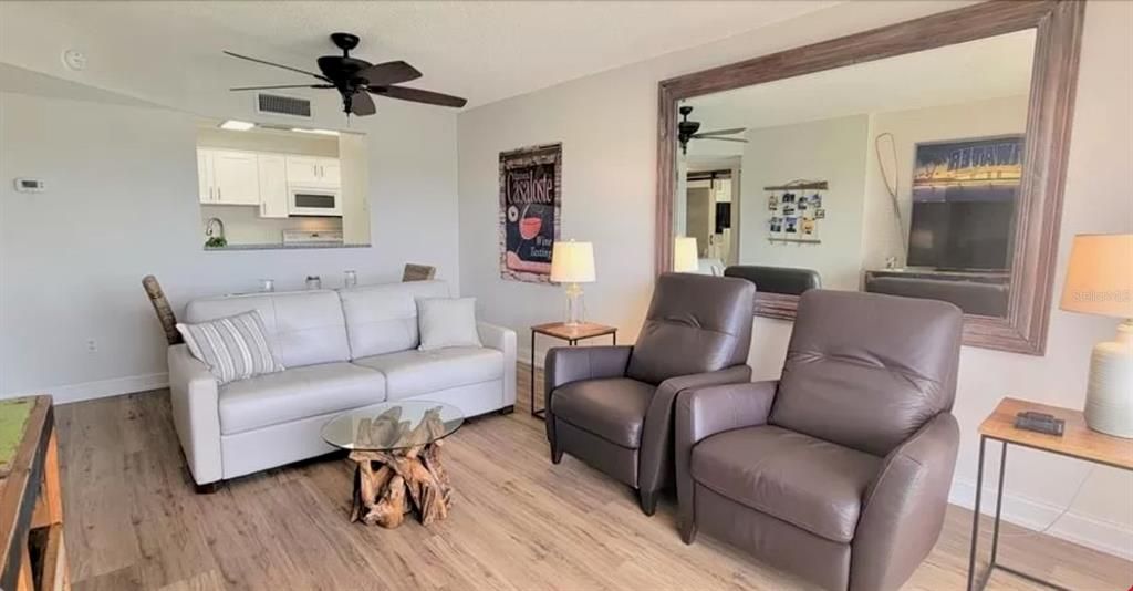 For Sale: $290,000 (1 beds, 1 baths, 680 Square Feet)