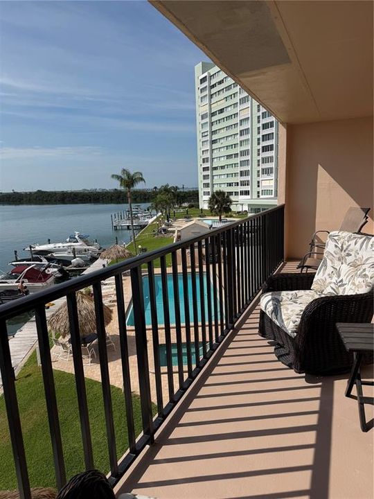 For Sale: $290,000 (1 beds, 1 baths, 680 Square Feet)