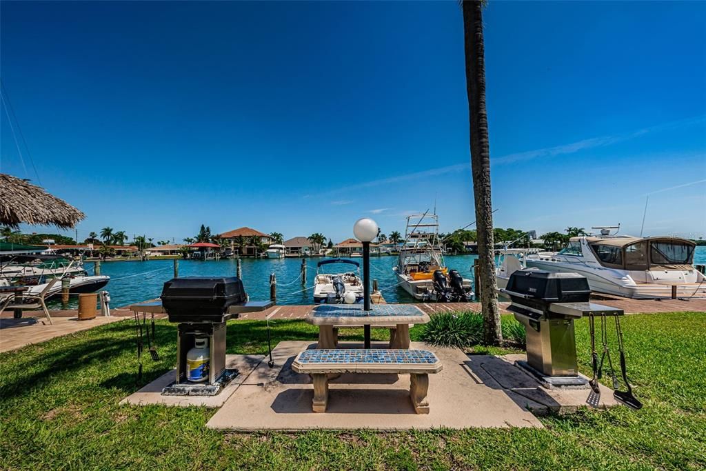 For Sale: $290,000 (1 beds, 1 baths, 680 Square Feet)