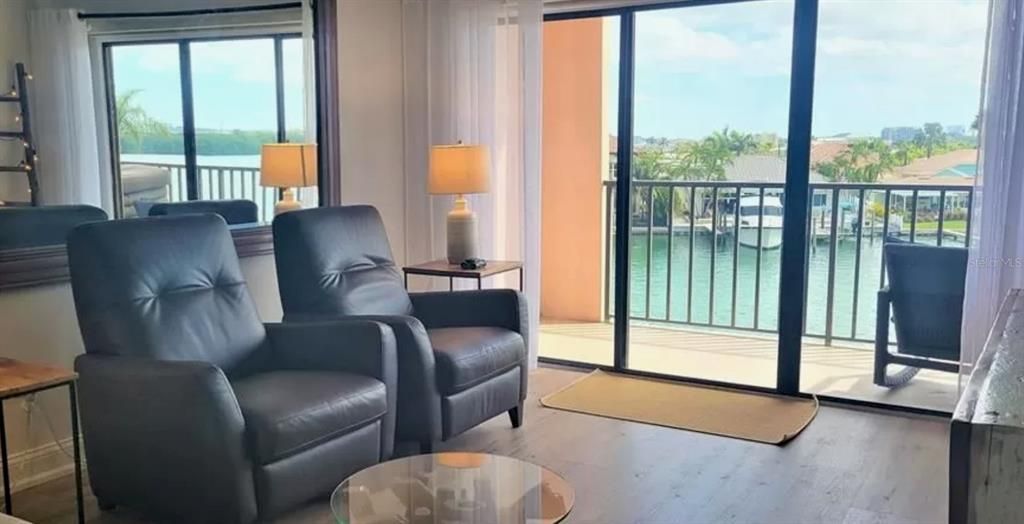For Sale: $290,000 (1 beds, 1 baths, 680 Square Feet)