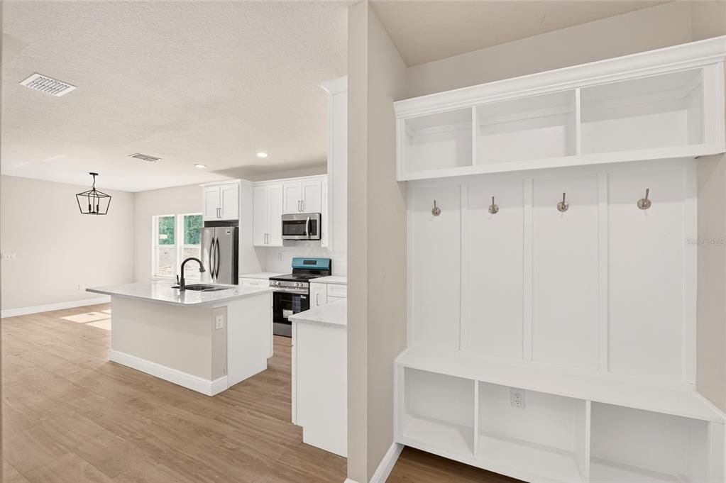 For Sale: $335,000 (3 beds, 2 baths, 1704 Square Feet)