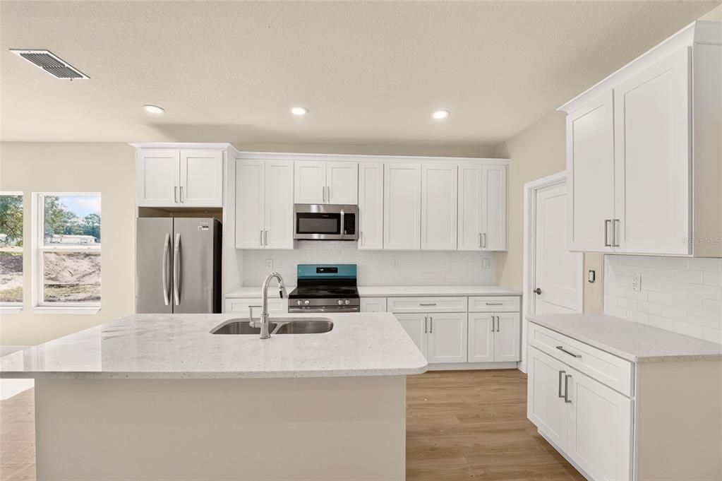 For Sale: $335,000 (3 beds, 2 baths, 1704 Square Feet)