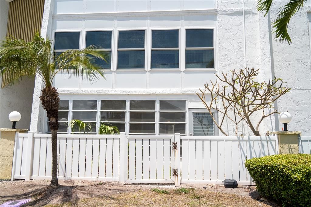 For Sale: $449,000 (2 beds, 2 baths, 1035 Square Feet)