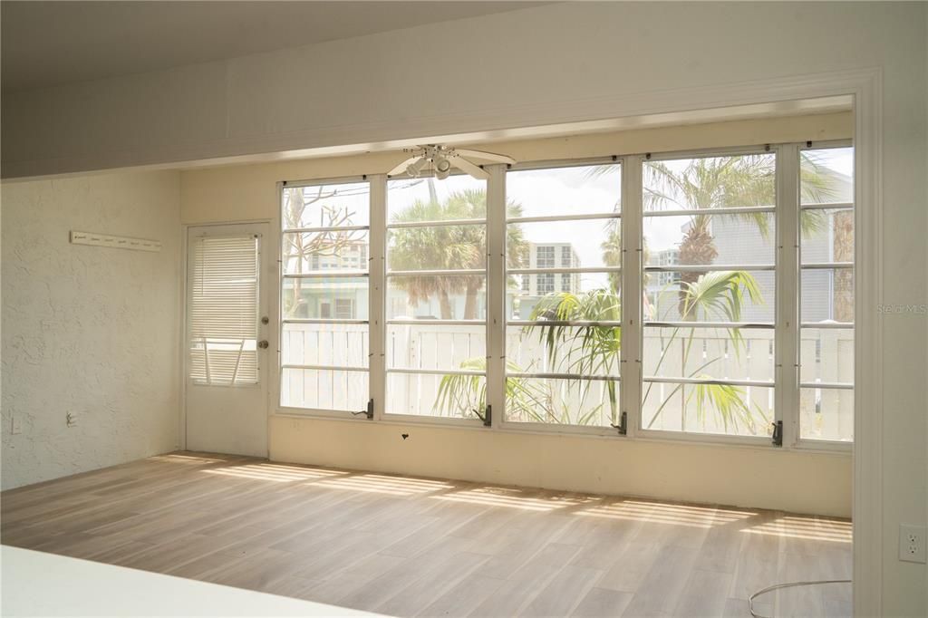 For Sale: $449,000 (2 beds, 2 baths, 1035 Square Feet)
