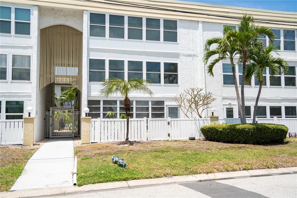 For Sale: $449,000 (2 beds, 2 baths, 1035 Square Feet)