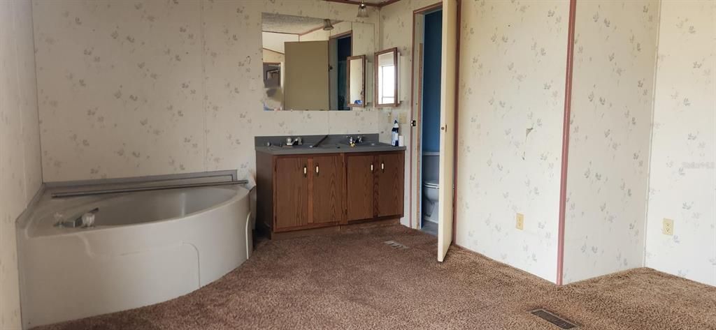 For Sale: $179,999 (2 beds, 2 baths, 924 Square Feet)