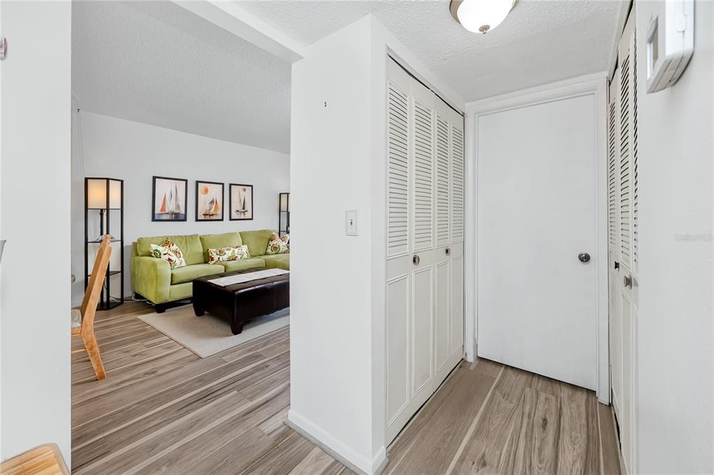 For Sale: $159,995 (2 beds, 1 baths, 857 Square Feet)