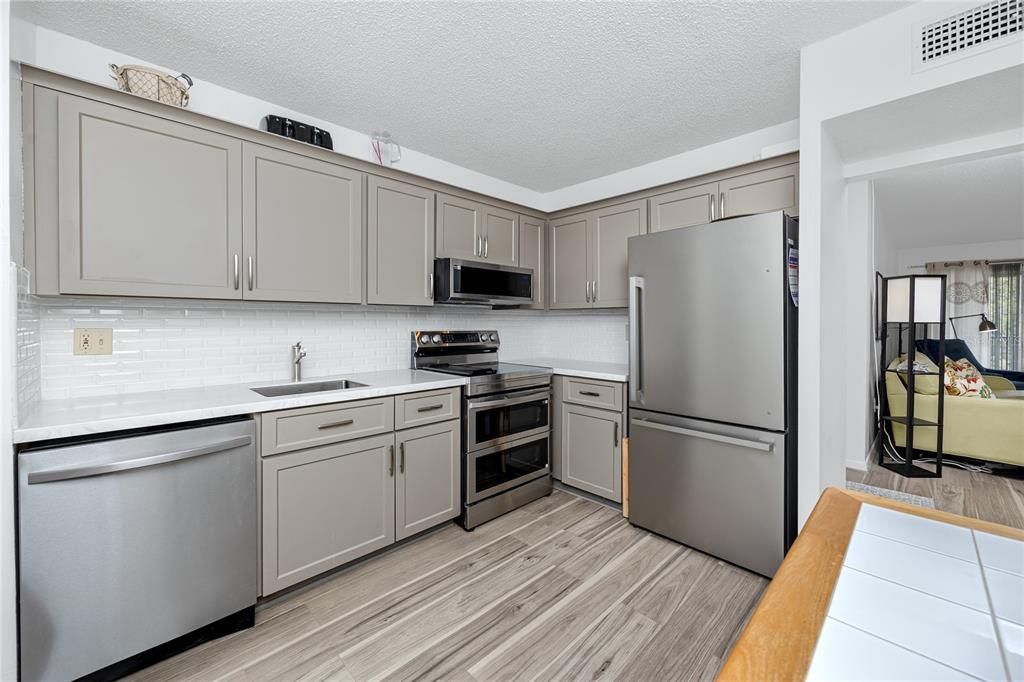 For Sale: $159,995 (2 beds, 1 baths, 857 Square Feet)