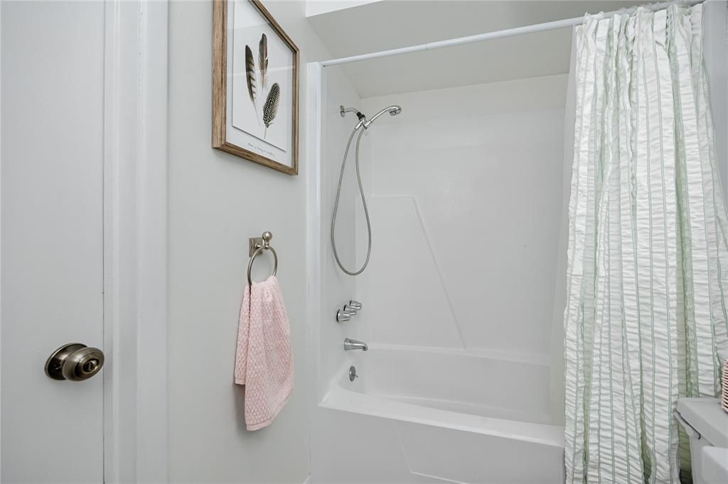 For Sale: $159,995 (2 beds, 1 baths, 857 Square Feet)