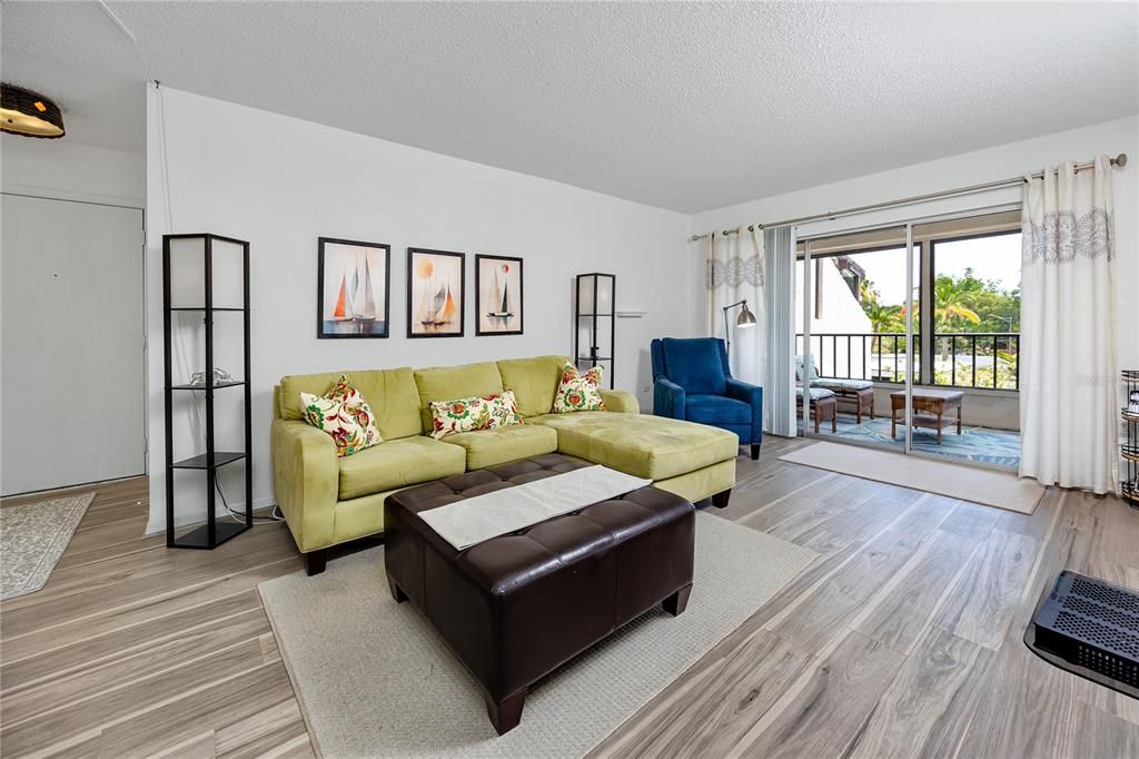 For Sale: $159,995 (2 beds, 1 baths, 857 Square Feet)
