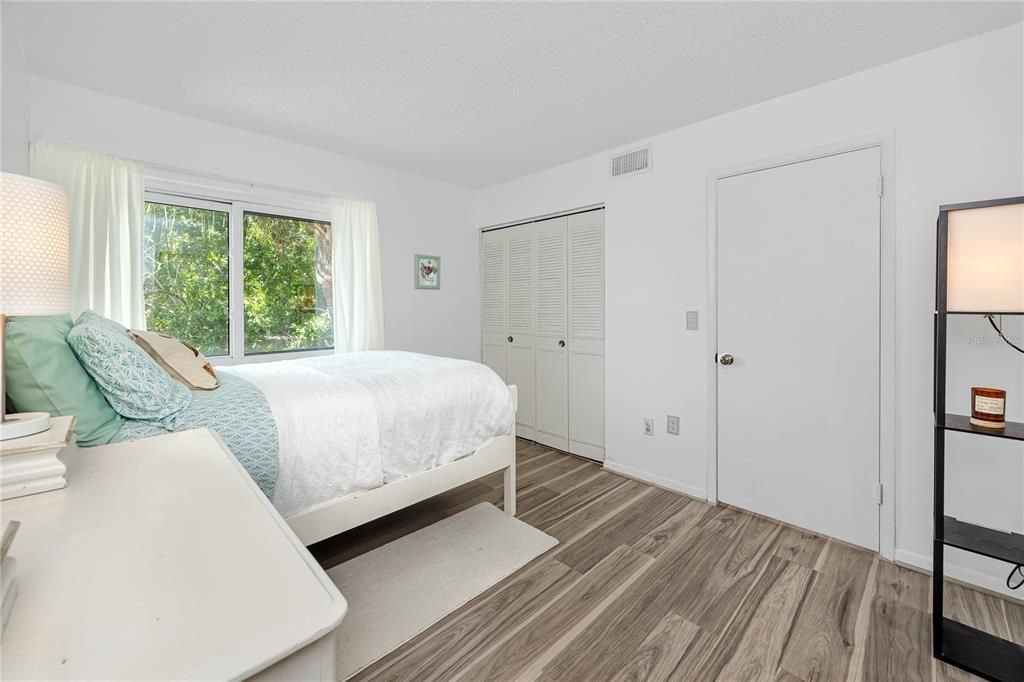 For Sale: $159,995 (2 beds, 1 baths, 857 Square Feet)
