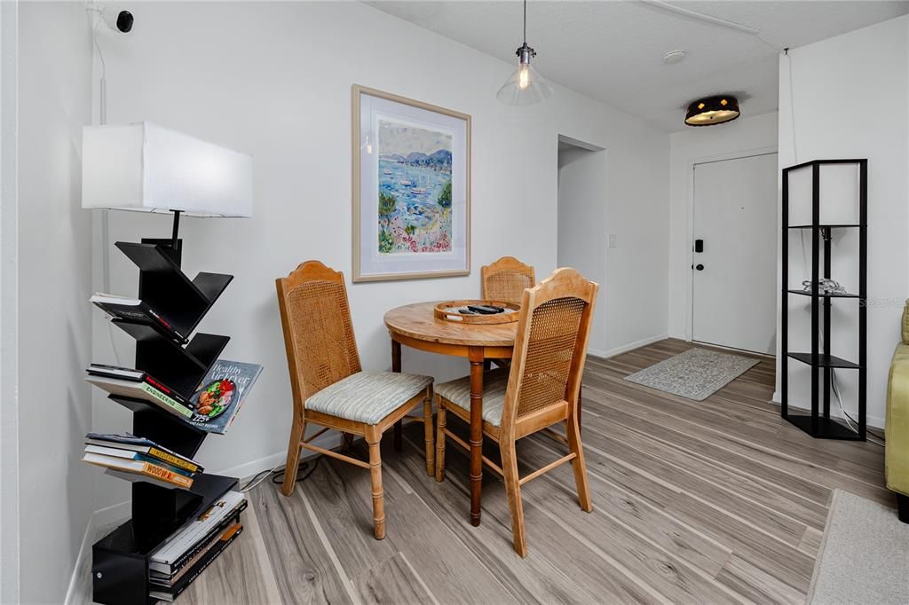 For Sale: $159,995 (2 beds, 1 baths, 857 Square Feet)