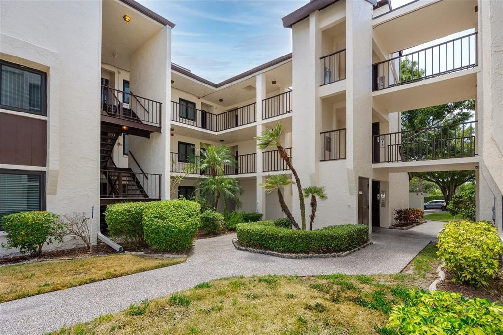 For Sale: $159,995 (2 beds, 1 baths, 857 Square Feet)