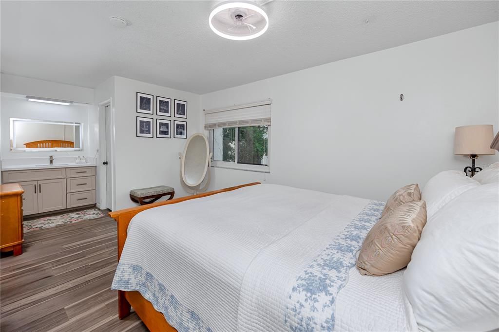 For Sale: $159,995 (2 beds, 1 baths, 857 Square Feet)
