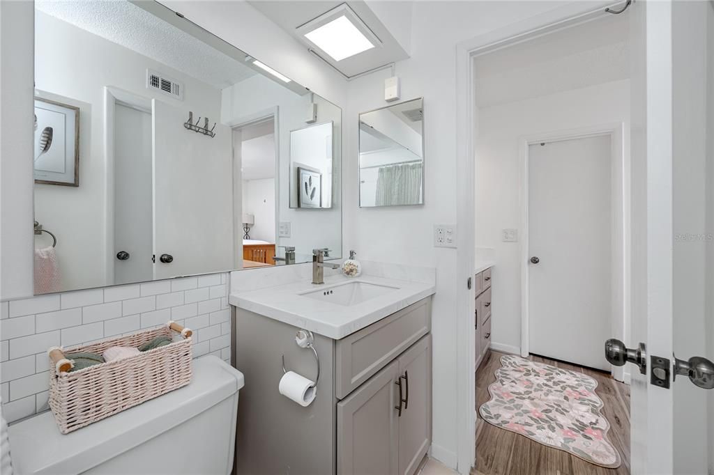For Sale: $159,995 (2 beds, 1 baths, 857 Square Feet)
