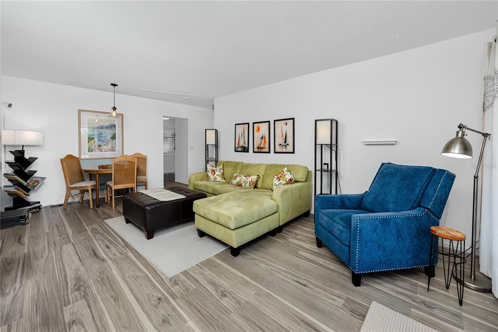 For Sale: $159,995 (2 beds, 1 baths, 857 Square Feet)