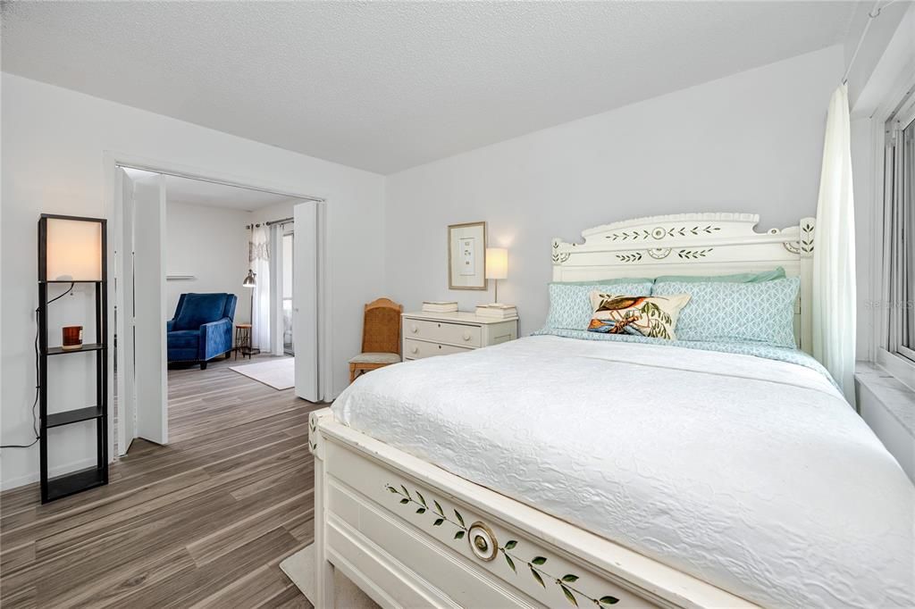 For Sale: $159,995 (2 beds, 1 baths, 857 Square Feet)