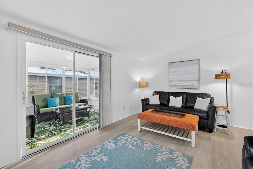 На продажу: $199,900 (2 спален, 2 ванн, 1040 Квадратных фут)