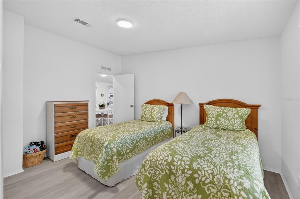 На продажу: $199,900 (2 спален, 2 ванн, 1040 Квадратных фут)