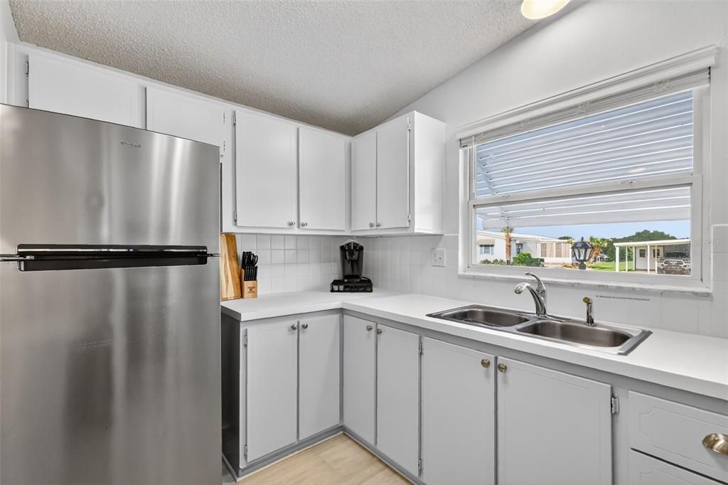 На продажу: $199,900 (2 спален, 2 ванн, 1040 Квадратных фут)