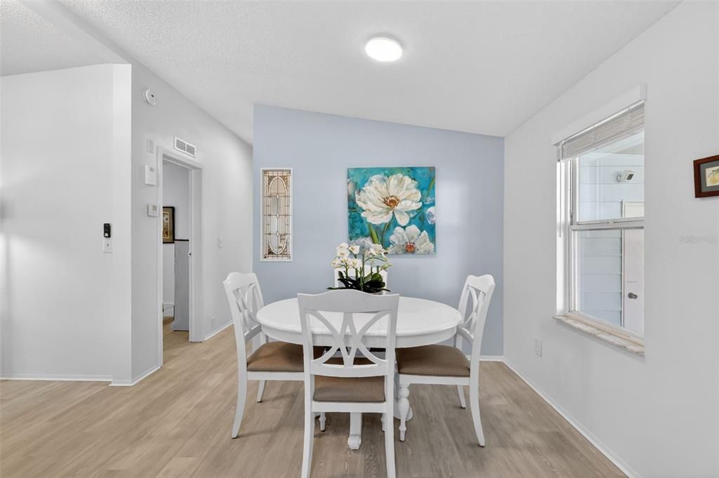 На продажу: $199,900 (2 спален, 2 ванн, 1040 Квадратных фут)