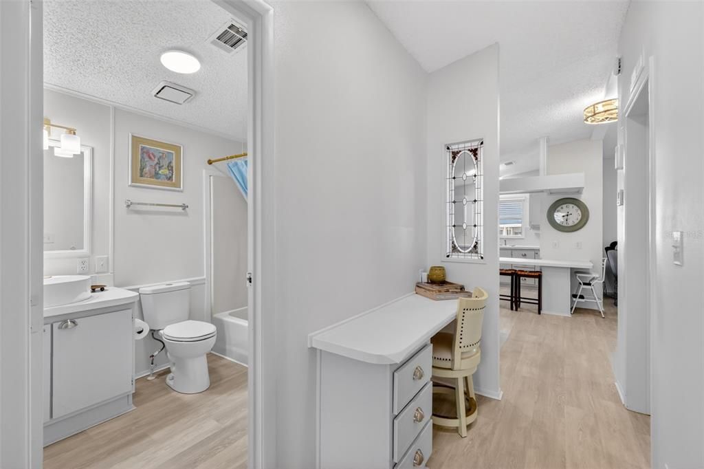 На продажу: $199,900 (2 спален, 2 ванн, 1040 Квадратных фут)