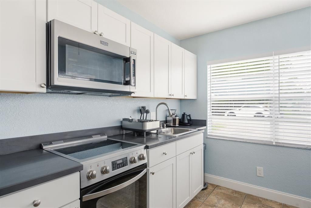 For Sale: $400,000 (4 beds, 3 baths, 1536 Square Feet)