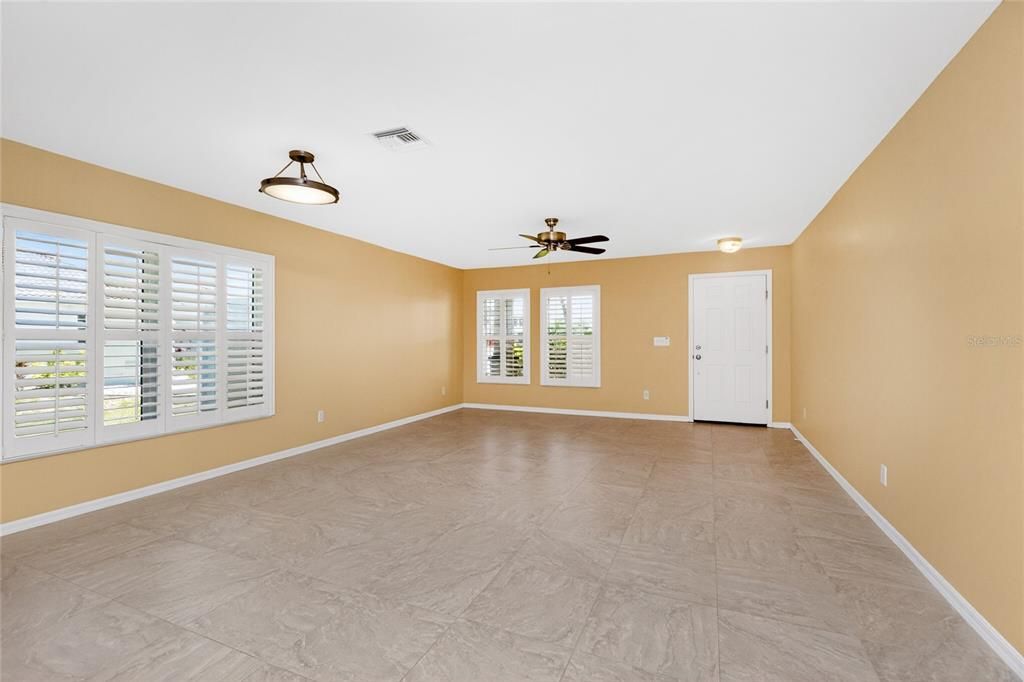 En Venta: $359,000 (4 camas, 2 baños, 2220 Pies cuadrados)