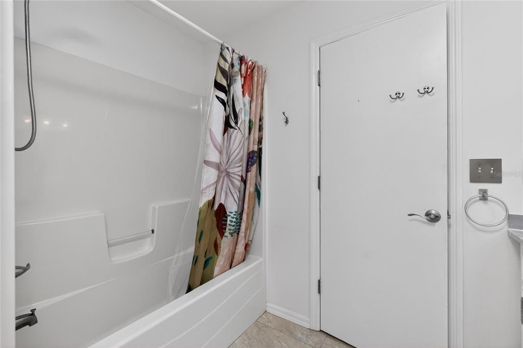 En Venta: $359,000 (4 camas, 2 baños, 2220 Pies cuadrados)
