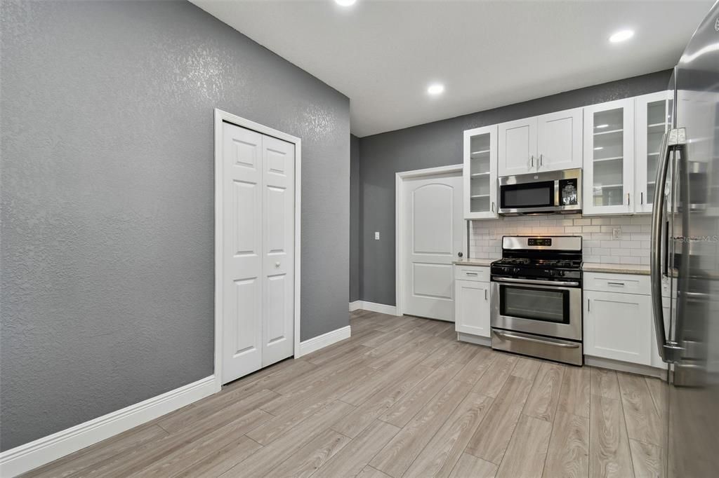 出租: $3,800 (5 贝兹, 2 浴室, 2052 平方英尺)